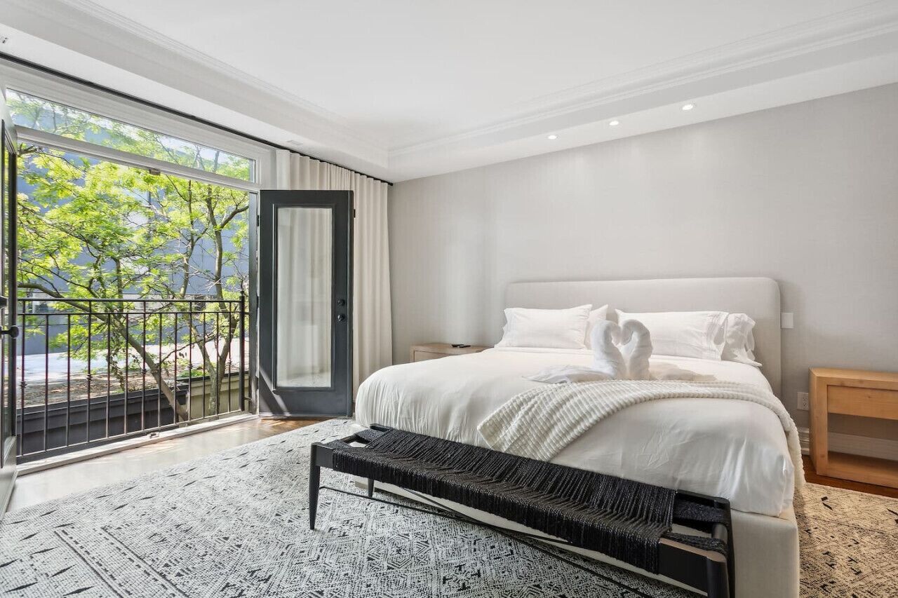 4 bedrooms, desk, iron/ironing board, travel crib