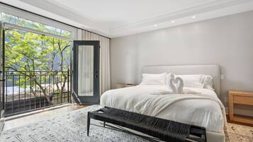 4 bedrooms, desk, iron/ironing board, travel crib