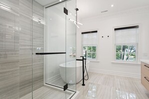 Hair dryer - Luxury Home Yorkville 4bed4bath Backyard Parking (Toronto)
