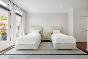 4 soverom, skrivebord, strykejern/-brett og reiseseng for barn