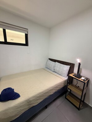 A single bed with a headboard, a bedside table with a lamp, and a window with a number '401' on the wall. - Apartment Escalon. 3 beds & 2 Sofa beds, WIFI, 2 car parking, AC in all bedrooms (San Salvador)