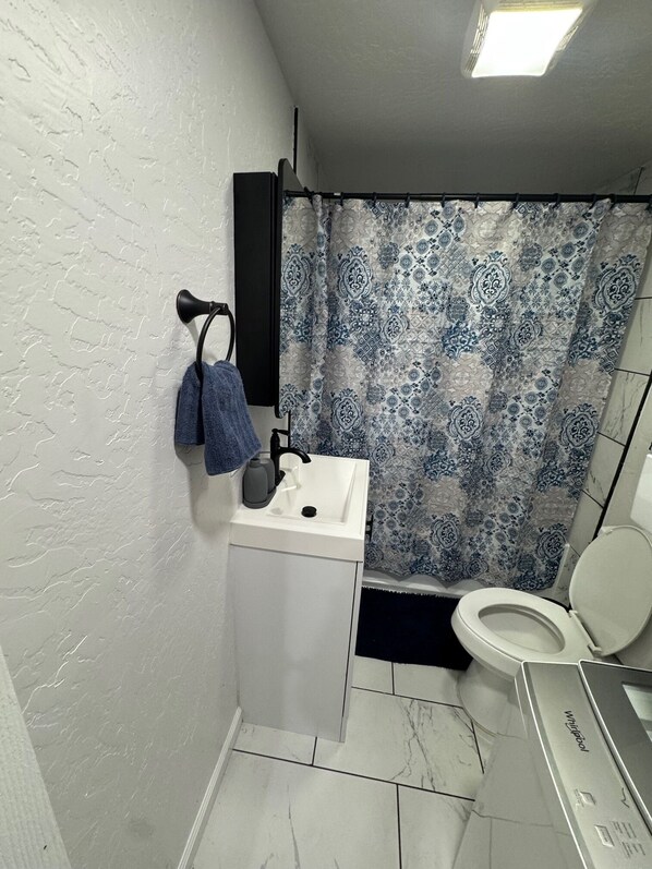 提供毛巾、番梘、洗頭水、廁紙