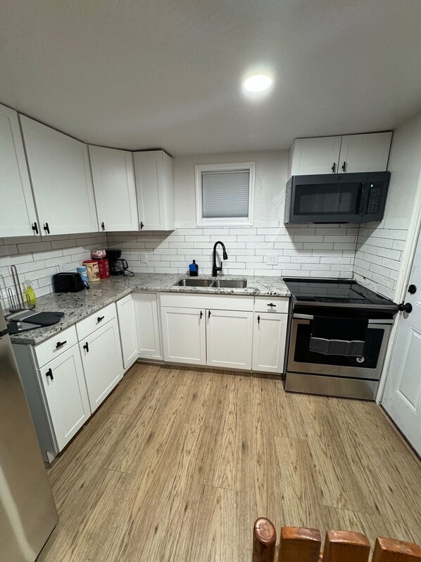 Fridge, microwave, oven, stovetop - Cozy house in charming Anchorage with WiFi access (Anchorage)