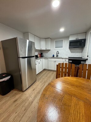 Fridge, microwave, oven, stovetop - Cozy house in charming Anchorage with WiFi access (Anchorage)