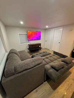 Smart TV - Cozy house in charming Anchorage with WiFi access (Anchorage)