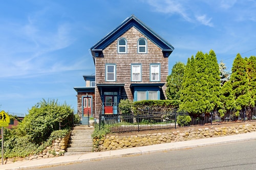 Beautifully renovated home walk to boulevard, town & train