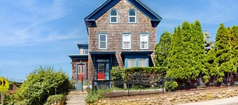 Beautifully renovated home walk to boulevard, town & train