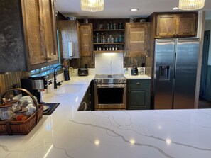 Kjøleskap, mikrobølgeovn, ovn og kokeplater