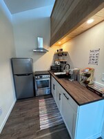 Cabin | Private kitchen | Microwave, oven, stovetop, electric kettle