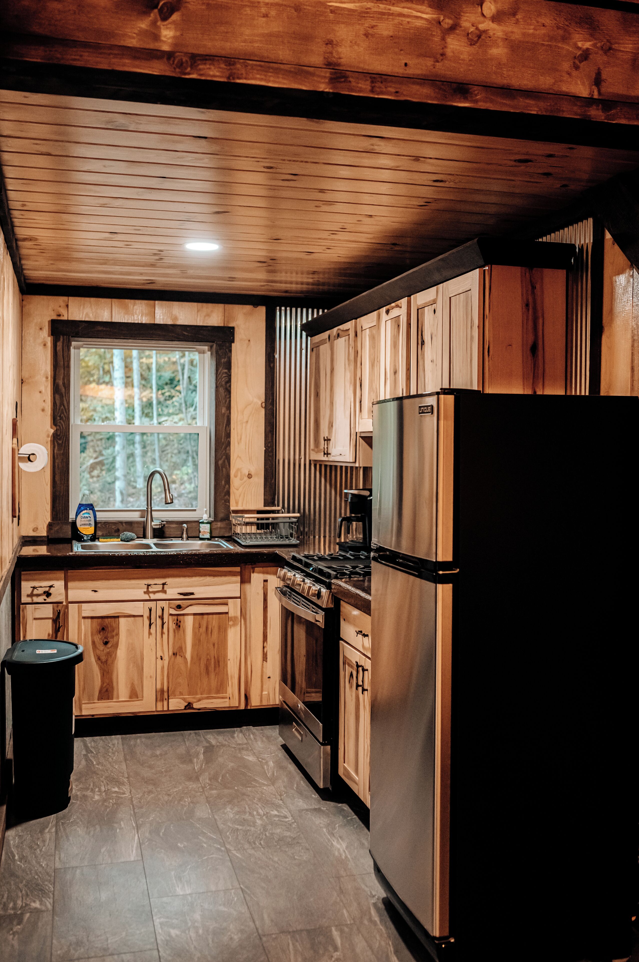 Kjøleskap, ovn, kokeplater og kaffetrakter/tekoker