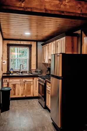 Fridge, oven, stovetop, coffee/tea maker