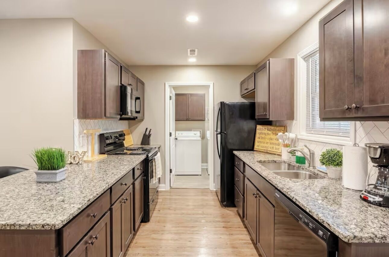 Kjøleskap, mikrobølgeovn, ovn og kokeplater