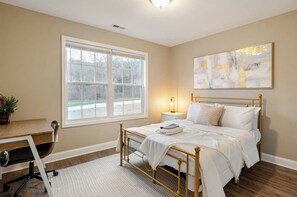 3 bedrooms, desk, WiFi, bed sheets