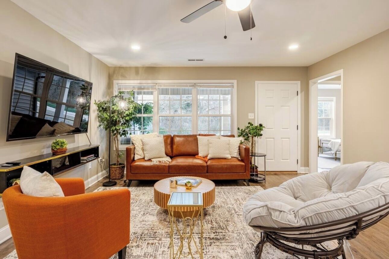 スマートテレビ、卓球台、書庫