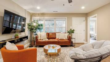 Smart-TV, Tischtennisplatte, Bücher