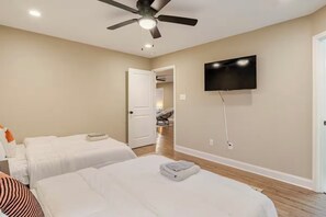 3 室のベッドルーム、デスク、WiFi、ベッドシーツ