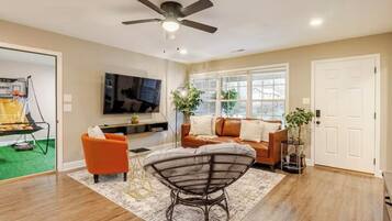 Televisor intel·ligent, taula de tennis de taula i llibres