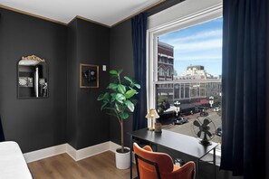 Premium Double Room, City View | Living area