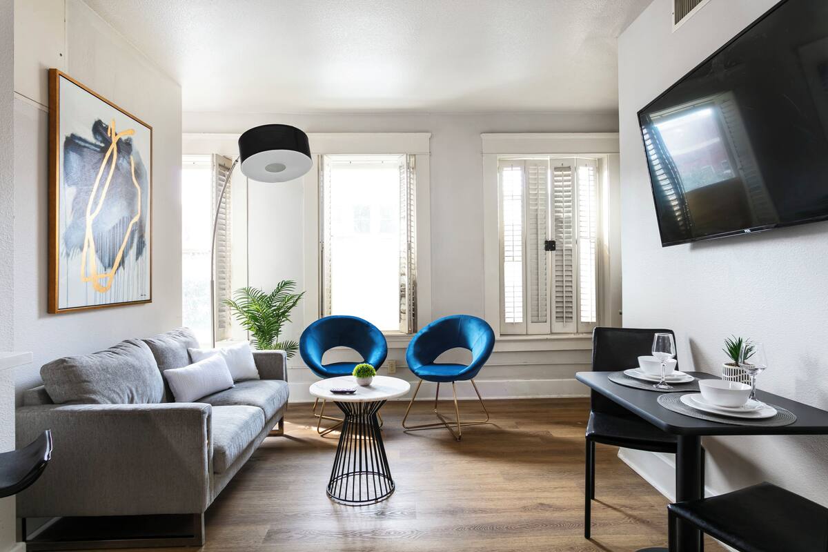 1 chambre, matelas mémoire de forme, fer et planche à repasser