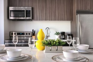 Refrigerador con freezer, microondas, placa de cocina, tostadora