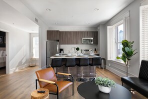 Dobbeltrom – classic, kjøkken | Oppholdsområde | En 42-tommers smart-TV med digitale kanaler samt Netflix