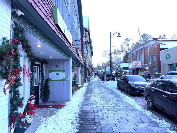 Un trottoir enneigé devant une boutique dont l’enseigne est « Simply Nature ».
