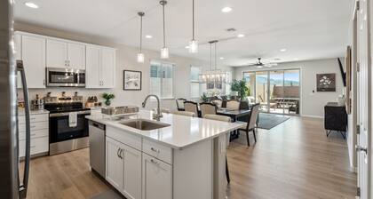 This charming, single-level home in Gold Canyon is your ticket to comfort & ease