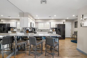 Fridge, microwave, stovetop, dishwasher - Modern House, Pool, BBQ 3 Miles to Vegas Strip & Downtown Fremont, Pet Friendly (Las Vegas)