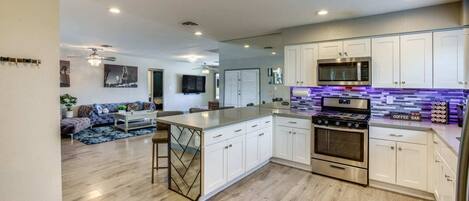 Refrigerador, microondas, placa de cocina, lavavajillas