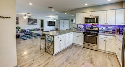 Modern House, Pool, BBQ 3 Miles to Vegas Strip & Downtown Fremont, Pet Friendly