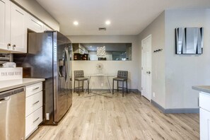 Fridge, microwave, stovetop, dishwasher - Modern House, Pool, BBQ 3 Miles to Vegas Strip & Downtown Fremont, Pet Friendly (Las Vegas)