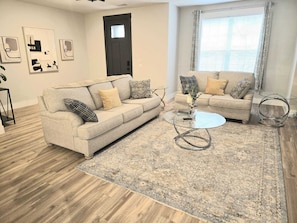 A living room with two sofas, a coffee table, and a rug. - Haven II Charming, Cozy getaway,Pool, WIFI (Princeton)