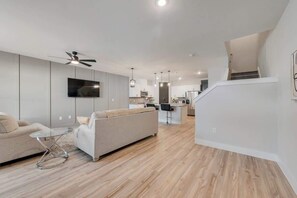 TV - Haven II Charming, Cozy getaway,Pool, WIFI (Princeton)