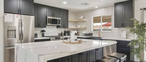 Kühlschrank, Mikrowelle, Ofen, Herdplatte