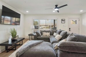 TV - Desert Dream : Scottdale Retreat with Heated Pool (Scottsdale)