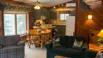 TV connectée, cheminée, baby-foot, livres