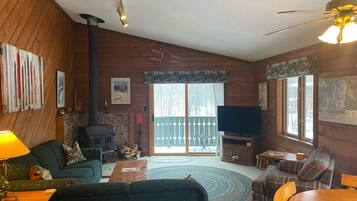 TV connectée, cheminée, baby-foot, livres