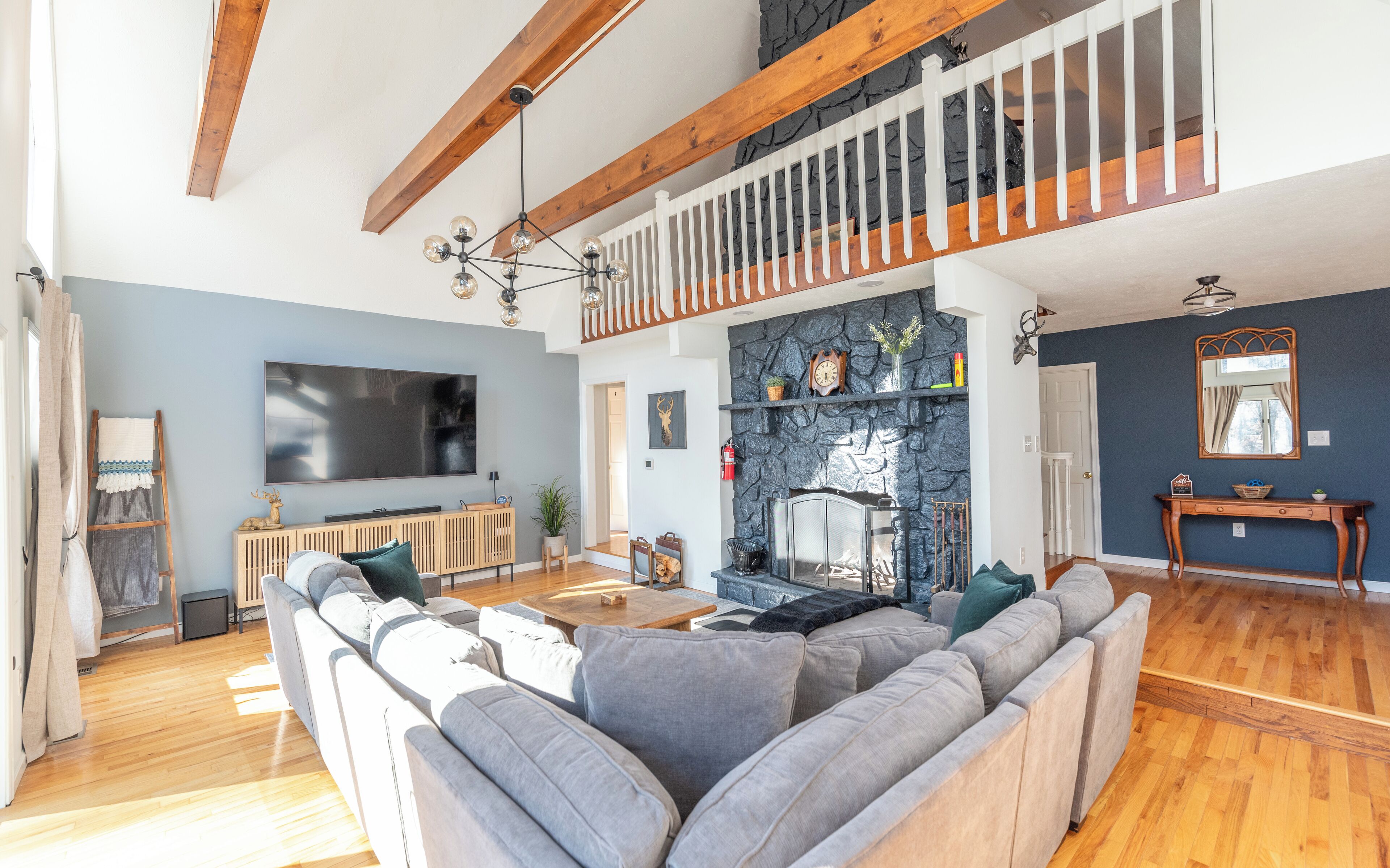 Smart TV, caminetto, videogiochi, tavolo da calcetto