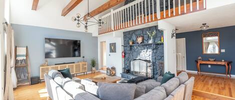 Smart TV, caminetto, videogiochi, tavolo da calcetto