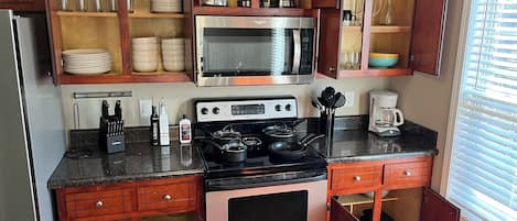 Refrigerador, microondas, horno, placa de cocina