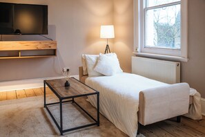 1 bedroom, iron/ironing board, WiFi, bed sheets - Vibe: A Modern Rustic Studio (London)