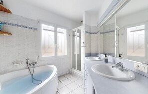 Hair dryer - 2 bedroom awesome home in Saint-Georges-de-Didon (Saint-Georges-de-Didon)