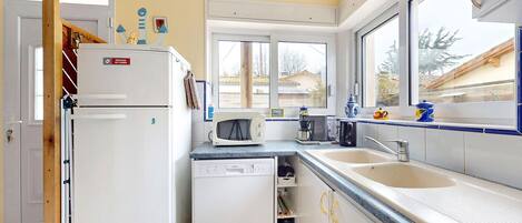 Fridge, stovetop, dishwasher, coffee/tea maker