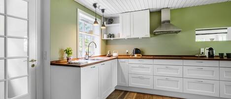 Een koelkast, een kookplaat, een vaatwasser