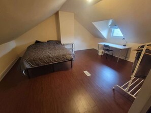7 bedrooms, iron/ironing board, free WiFi, bed sheets - Whole house walk to supermarket public tranist library bank (Toronto)