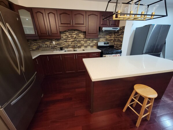 Fridge, microwave, oven, stovetop - Whole house walk to supermarket public tranist library bank (Toronto)