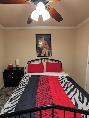 3 bedrooms, desk, free WiFi, bed sheets - Rock Scene House, near Houston's Metrorail (Houston)