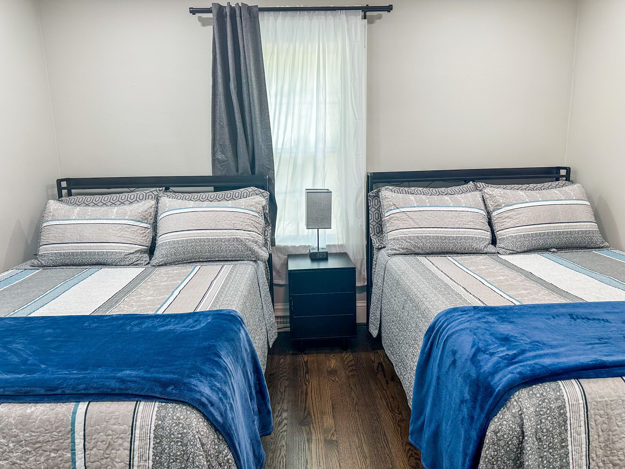 2 chambres, bureau, fer et planche à repasser, lit parapluie