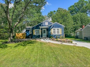 Exterior - Family Fun Home 2 Bedroom 1 Bathroom close to Downtown Greensboro (Greensboro)