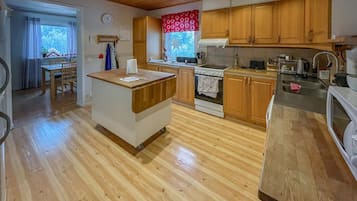 Fridge, stovetop, dishwasher, coffee/tea maker